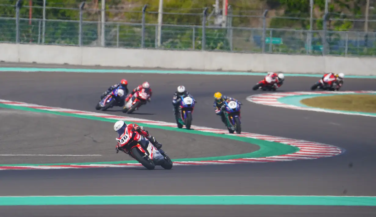 Pembalap Astra Honda Racing Team (AHRT), Herjun Atna Firdaus (depan) memimpin balapan Race 1 kelas Asia Production 250 (AP250) pada ajang Asia Road Racing Championship (ARRC) 2023 di Sirkuit Mandalika, Lombok, Sabtu (12/8/2023). (Dok. AHRT)