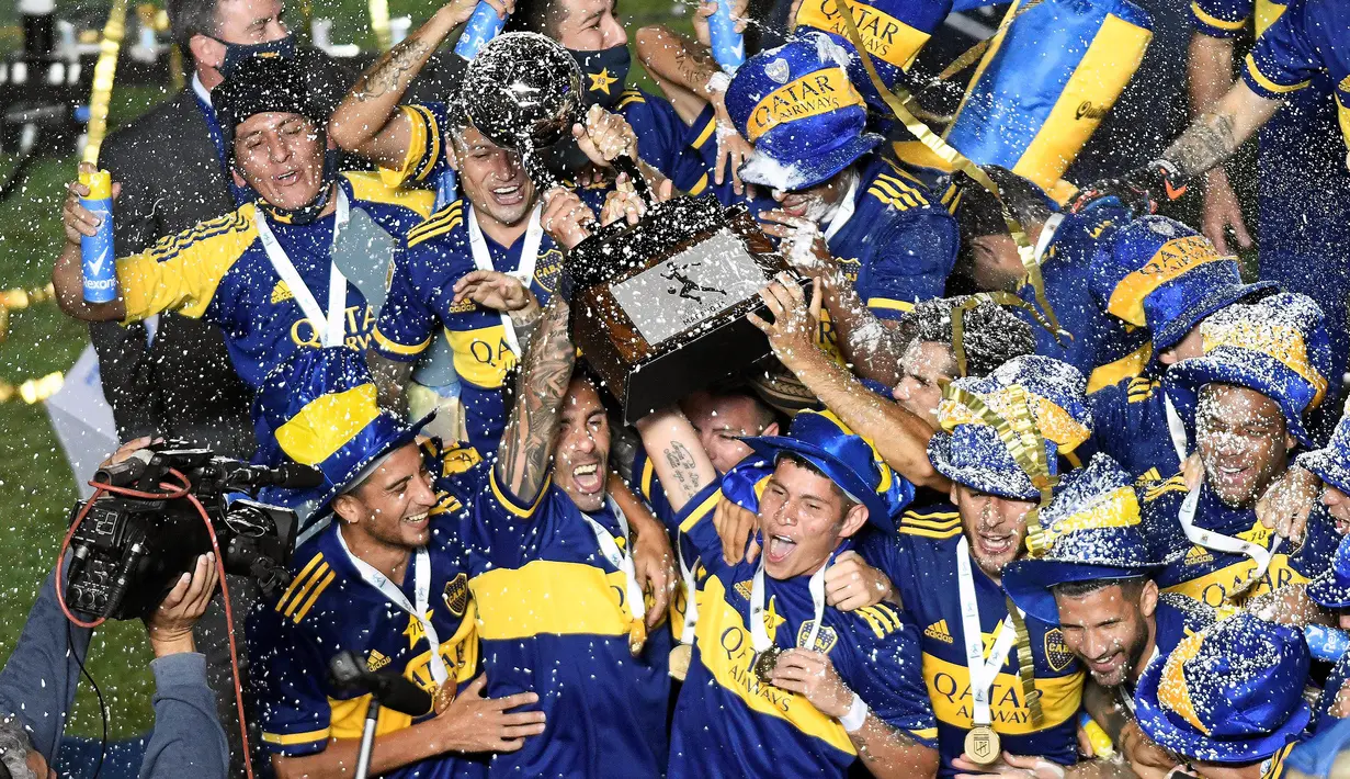 Pemain Boca Juniors merayakan juara Copa Diego Armando Maradona usai mengalahakan Bandfield di San Juan del Bicentenario Stadium, Selasa (19/1/2021). Boca Juniors menang 5-3 atas Banfield lewat adu penalti. (AFP/Andres Larrovere/various sources)
