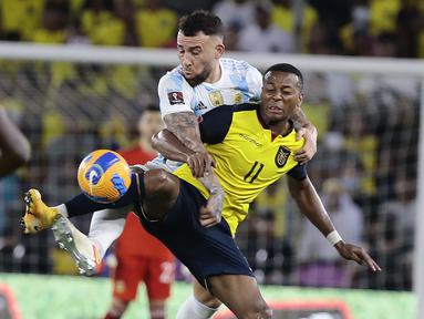 Penyerang Ekuador Michael Estrada berebut bola bek Argentina Nicolas Otamendi pada laga kualifikasi Piala Dunia 2022 zona CONMEBOL di Estadio Monumental Banco Pichincha, Rabu (30/3/2022). Argentina dipaksa menelan hasil imbang 1-1 atas Ekuador (Franklin Jacome/Pool via AP)