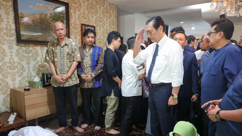 Menteri Koordinator Bidang Kemaritiman dan Investasi (Menko Marves), Luhut Binsar Pandjaitan di rumah duka ekonom senior dan pendiri Indef Faisal Basri. (Dok Kemenko Marves)