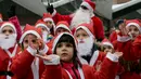 Anak-anak berpakaian seperti Sinterklas mengambil bagian dalam Santa Claus Run di Pristina, Kosovo, Minggu (16/12). Ratusan pelari berpartisipasi dalam lomba lari amal untuk menggalang dana bagi keluarga yang membutuhkan di Kosovo. (AP/Visar Kryeziu)