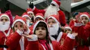 Anak-anak berpakaian seperti Sinterklas mengambil bagian dalam Santa Claus Run di Pristina, Kosovo, Minggu (16/12). Ratusan pelari berpartisipasi dalam lomba lari amal untuk menggalang dana bagi keluarga yang membutuhkan di Kosovo. (AP/Visar Kryeziu)