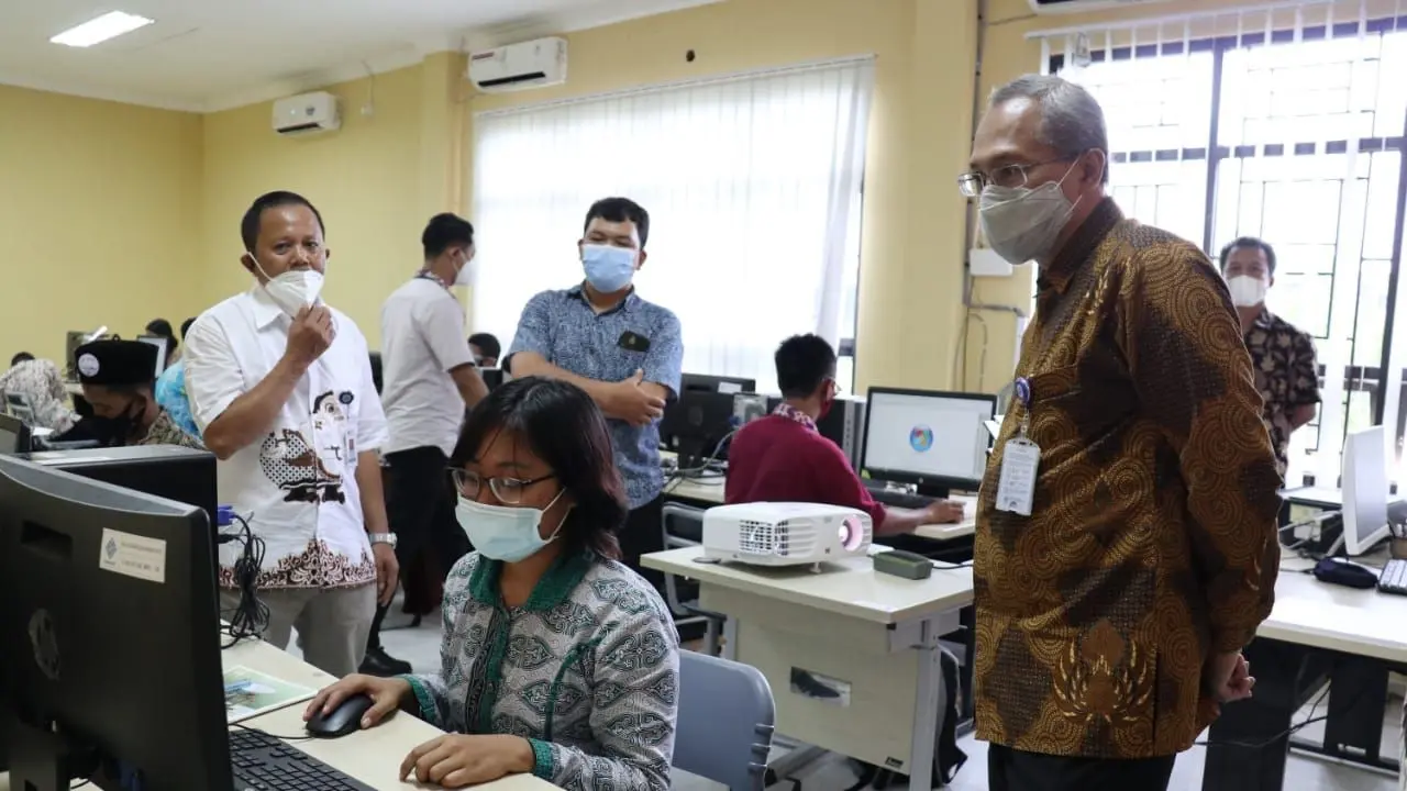 Dirjen Binalattas Kementerian Ketenagakerjaan, Budi Hartawan, mengunjungi Balai Latihan Kerja (BLK) Banyuwangi, Jawa Timur, Kamis (11/2/2021).