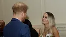 Penyanyi Rita Ora berbincang dengan Pangeran Harry sebelum konser yang diadakan badan amal Sentebale di Hampton Court Palace, London (11/6/2019). Rita Ora tampil seksi mengenakan gaun mini glamor dengan pola kerubin dengan sandal bertali. (AP Photo/Matt Dunham)