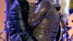 Charlie Puth (kiri) dan Meghan Trainor berciuman di panggung American Music Awards 2015  di Los Angeles , California, (22/11). Charlie dan Meghan Trainor berciuman setelah menyanyikan lagu mereka yang berjudul "Marvin Gaye. (Kevin Winter/AFP)