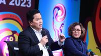 Ketua umum PSSI, Erick Thohir bersama Director Programming SCM, Harsiwi Achmad dalam konferensi pers pengumuman SCM sebagai pemegang hak siar Piala Dunia U-17 2023, Selasa (3/10/2023) di SCTV Tower, Jakarta. (Bola.com/Muhammad Iqbal Ichsan)
