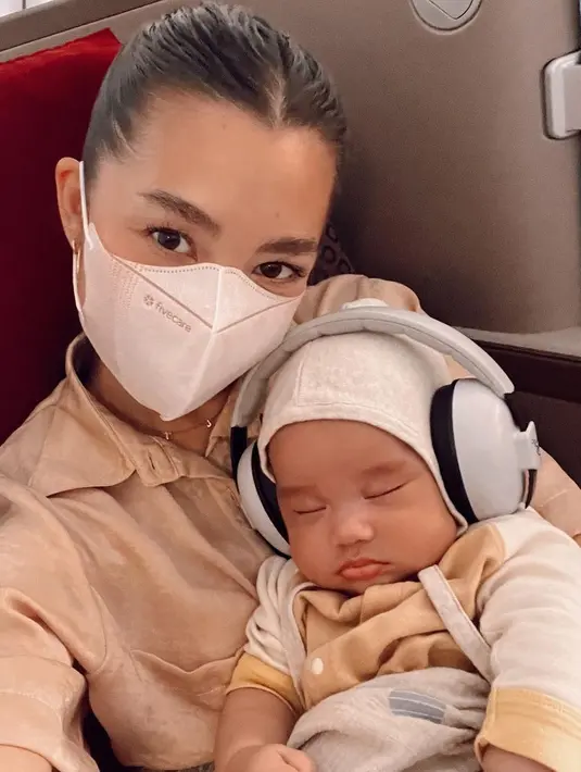 <p>Tidak bersama suami, tapi hanya bersama anak keempatnya yang baru berusia sekitar tiga bulan. Sekedar informasi, meski telah memiliki empat orang anak, perempuan kelahiran Jerman itu tak menggunakan jasa pengasuh. [Instagram/jenniferbachdim]</p>