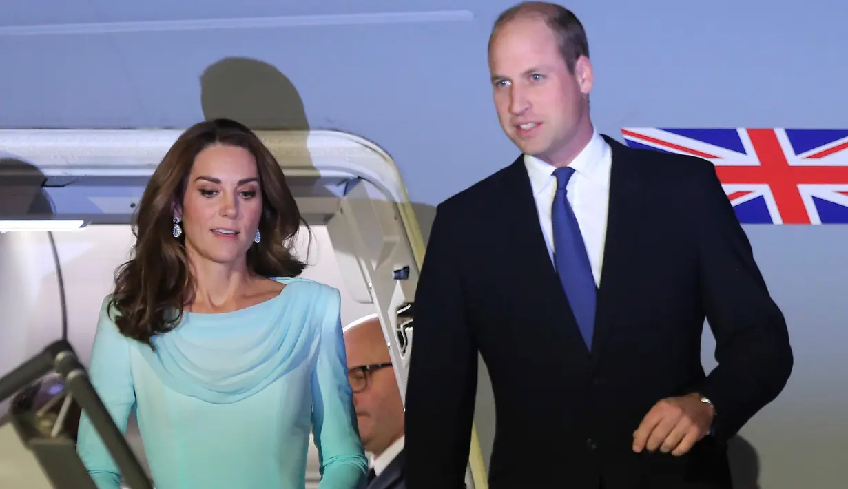 Pangeran William dan Kate Middleton tiba di Pangkalan Udara Nur Khan, Islamabad, Senin (14/10/2019). U	ntuk aksesori, Kate memilih anting yang diproduksi di Pakistan yaitu Zeen Beaded Chandelier earing seharga $10 atau sekitar Rp141 ribuan. (AP Photo/B.K. Bangash)