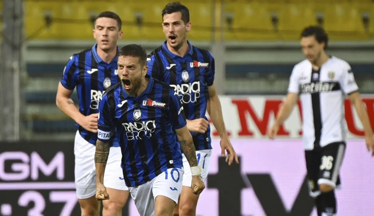 Pemain Atalanta merayakan gol yang dicetak Alejandro Gomez ke gawang Parma pada laga lanjutan Serie A di Stadio Ennio Tardini, Rabu (29/7/2020) dini hari WIB. Atalanta menang 2-1 atas Parma. (Massimo Paolone/LaPresse via AP)