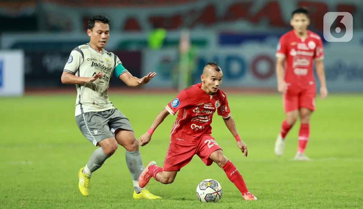 Riko Simanjuntak mengawali gol kemenangan Persija pada masa injury time babak pertama.  (Bola.com/M Iqbal Ichsan)