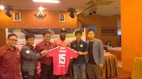 Marquee player Semen Padang, Didier Zokora telah resmi diperkenalkan sebagai pemain baru pada Senin (24/4/2017). (Bola.com/Arya Sikumbang)