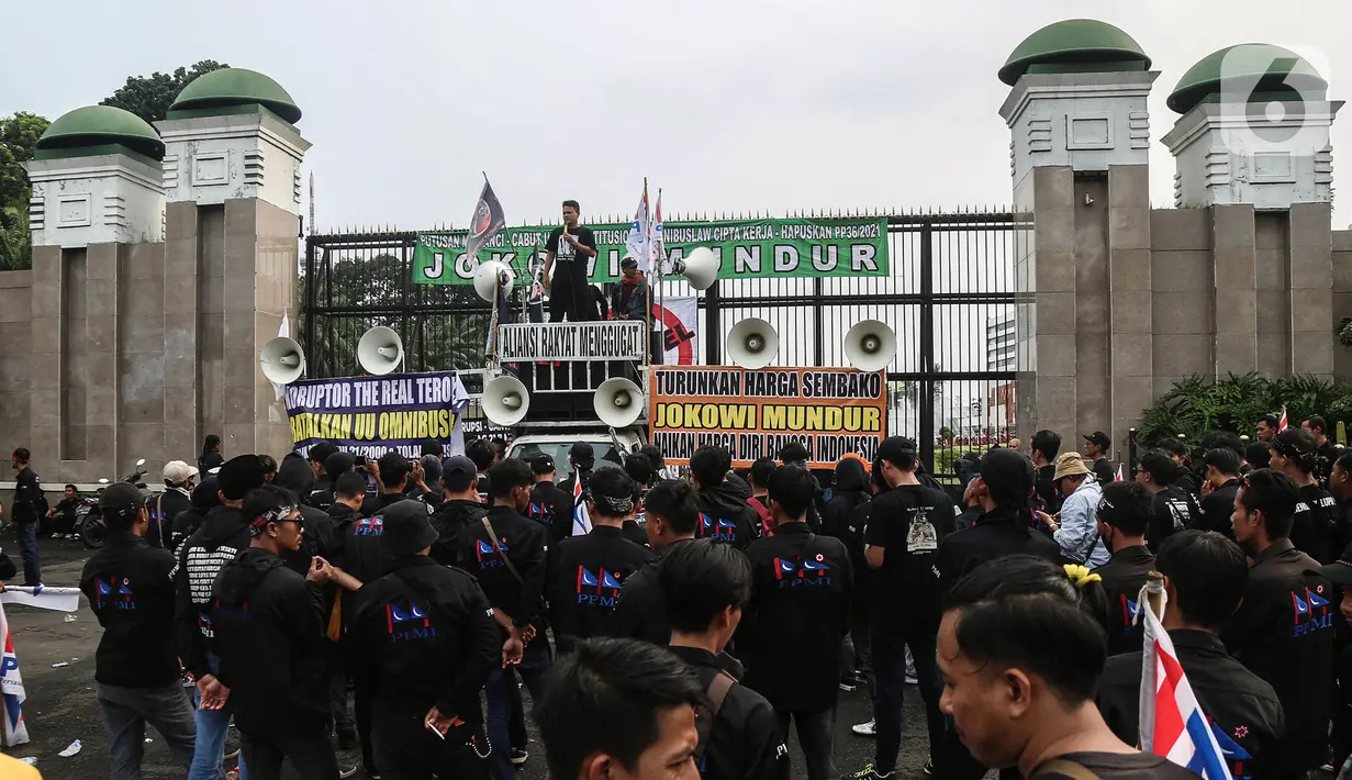 Demonstran berorasi saat berunjuk rasa di depan Gedung MPR/DPR/DPD, Jalan Gatot Subroto, Jakarta, Jumat (20/5/2022). Demonstran menuntut berbagai isu, di antaranya Omnibus Law dan penurunan harga sembako serta bahan bakar minyak (BBM). (Liputan6.com/Johan Tallo)