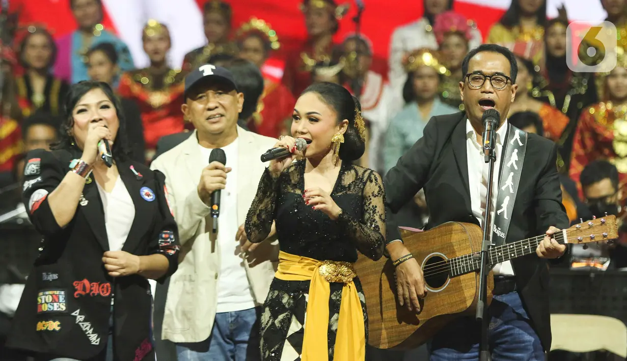 Penampilan Elek Yo Band bersama penyanyi senior Yuni Shara dan gitaris Dewa Budjana saat Konser Kebangsaan, Simfoni Insan Perhubungan, Bangkit Maju Bersama di Jakarta, Sabtu (6/8/2022). Konser Kebangsaan tersebut dalam rangka memeriahkan HUT RI ke-77 dan menyambut Hari Perhubungan Nasional (Harhubnas) ke-52, Kementerian Perhubungan. (Liputan6.com/Herman Zakharia)