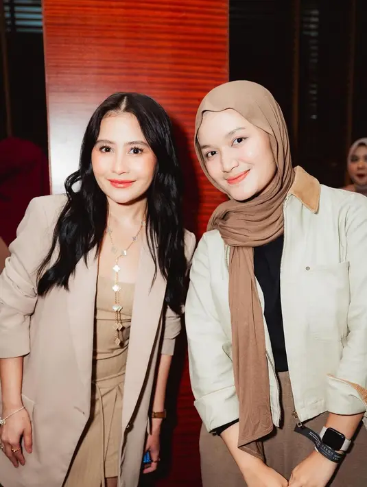 Meski busananya affordable, Prilly kenakan aksesori mahal untuk lengkapi busananya. Yakni kalung Van Cleef & Arpels seharga Rp300jutaan dan heels dari Stuart Weitzman seharga Rp8,3 jutaan [@diveniallysa]