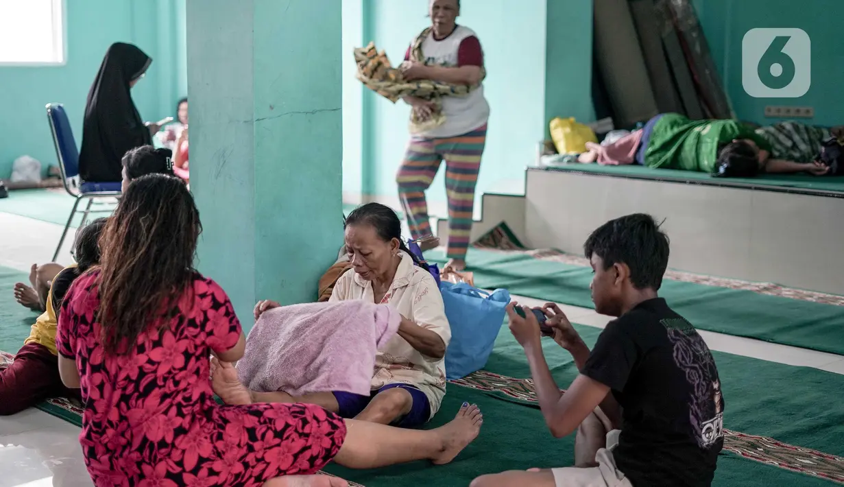 Hingga pukul 09.00 WIB, Badan Penanggulangan Bencana Daerah (BPBD) DKI Jakarta mencatat 67 RT terendam banjir. (Liputan6.com/Herman Zakharia)