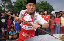 Usai Mualaf, Bobon Santoso Bagi-Bagi Makanan Gratis untuk Buka Puasa 'Ini Berkah untuk Saudara Kita