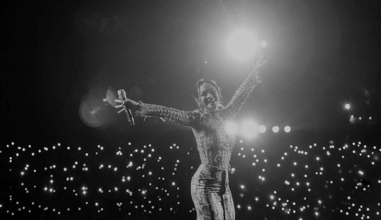 Dalam penampilannya kali ini, Andien membawakan 7 lagu selama 45 menit. Konser hangat Andien malam itu ditutup dengan lagu Moving On yang pernah hits di tahun 2016 silam. (Instagram/andienaisyah)