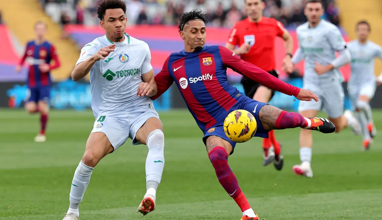 Di babak kedua, Barcelona menambah keunggulan melalui gol Joao Felix di menit ke-53. (LLUIS GENE/AFP)