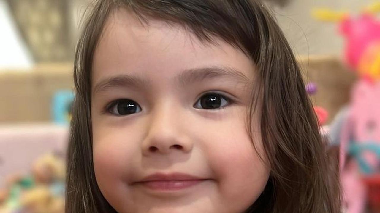 Asmirandah dan Jonas Rivanno kerap membagikan foto-foto terbaru sang buah hati. Asmirandah mengaku tak terasa jika Chloe kini sudah tumbuh besar. Salah satu yang mencuri perhatian yakni rambutnya yang makin panjang.&nbsp;