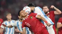 Pemain Timnas Indonesia,&nbsp;Dendy Sulistyawan (kiri) berberebut bola dengan pemain Timnas Argentina dalam pertandingan FIFA Matchday 2023 di Stadion Utama Gelora Bung Karno, Jakarta, Senin (19/6/2023). (Bola.com/Bagaskara Lazuardi)