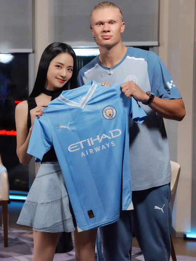 Penyerang Manchester City, Erling Haaland berfoto bareng Jisoo Blackpink.