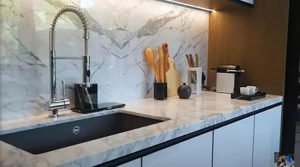 Intip Potret Dapur Mewah Milik Titi Kamal dan Christian Sugiono yang Punya Model Elegan