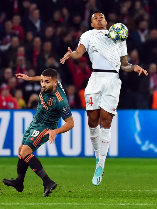 Bek Lille Gabriel dos Santos Magalhaes mengontrol bola saat bertanding melawan Ajax pada grup H Liga Champions di stadion Pierre-Mauroy di Lille, Prancis pada 27 November 2019. The Gunners mengalahkan sejumlah klub yang memantau Gabriel, termasuk Manchester United. (AFP/Denis Charlet)