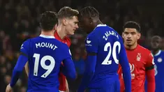 Pemain Nottingham Forest Ryan Yates (kedua kiri) dan pemain Chelsea Denis Zakaria bentrok pada pertandingan sepak bola Liga Inggris di City Ground, Nottingham, Inggris, 1 Januari 2023. Pertandingan berakhir imbang dengan skor 1-1. (AP Photo/Rui Vieira)