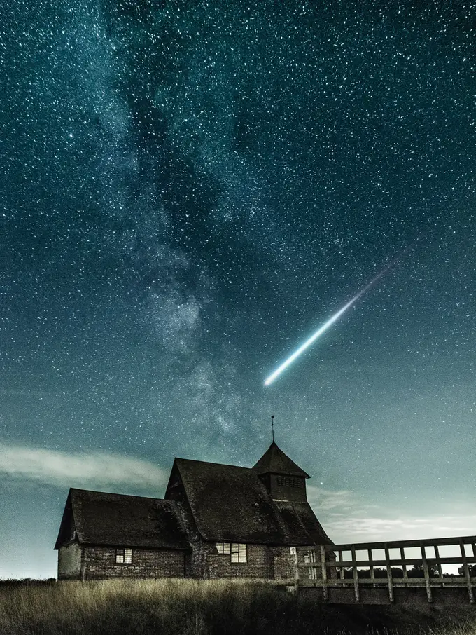 Kisah perempuan selamat dari meteor yang jatuh tepat di bantal sebelah ia tidur/dok. Unsplash alexander