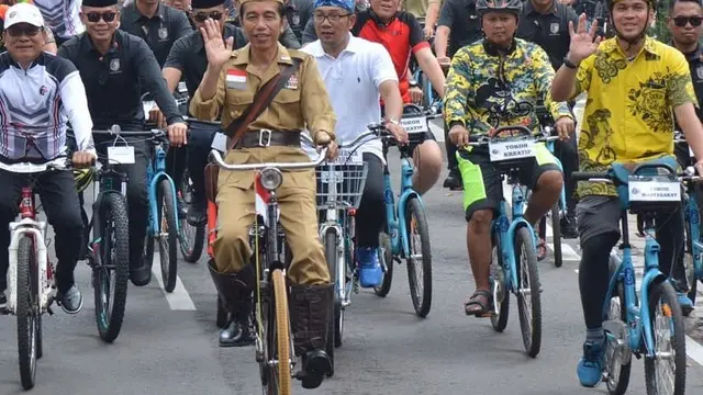 Peringati Hari Pahlawan, Begini Kerennya 7 Aksi Jokowi 'Ngontel' Keliling Bandung