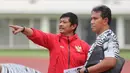 <p>Pelatih kepala Timnas Indonesia U-19, Indra Sjafri (kiri) didampingi asisten pelatih, Bima Sakti saat memimpin latihan skuad Timnas Indonesia U-19 di Stadion Madya, Senayan, Jakarta, Senin (1/7/2024) sebagai persiapan menghadapi ajang Piala AFF U-19 2024 yang akan berlangsung pada 17 hingga 29 Juli 2024. (Bola.com/M Iqbal Ichsan)</p>