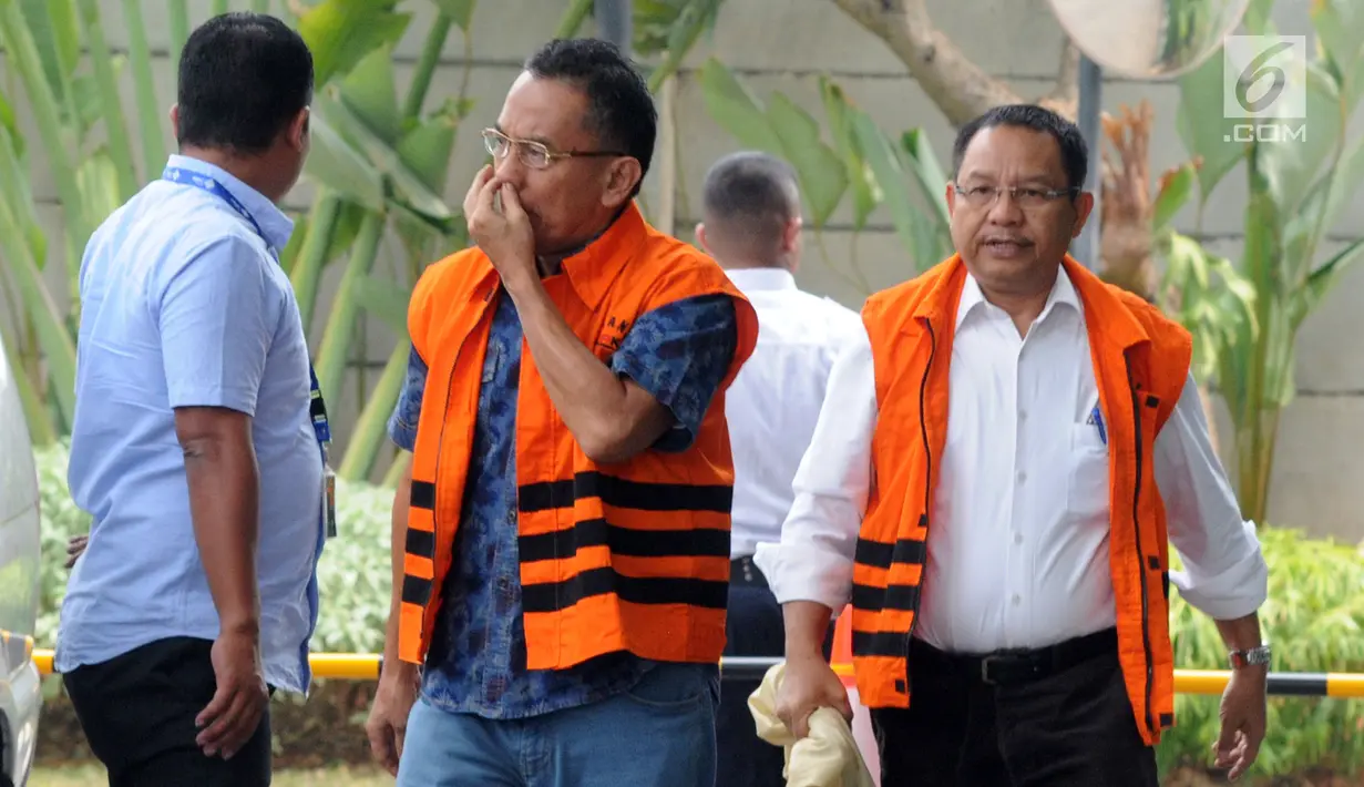 Tersangka mantan anggota DPRD Sumut, Tahan Manahan Panggabean dan Arifin Nainggolan tiba di gedung KPK, Jakarta, Rabu (10/10). Mereka diperiksa terkait kasus suap persetujuan Laporan Pertanggungjawaban APBD 2012. (Merdeka.com/Dwi Narwoko)