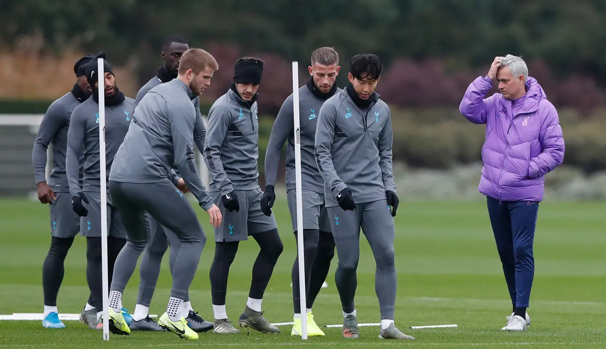 Manajer Tottenham Hotspur Jose Mourinho (kanan) menyaksikan anak asuhnya berlatih jelang menghadapi Olympiakos pada matchday kelima Grup B Liga Champions di London, Inggris, Senin (25/11/2019). Tottenham Hotspur akan menghadapi Olympiakos pada 27 November 2019. (AP Photo/Alastair Grant)