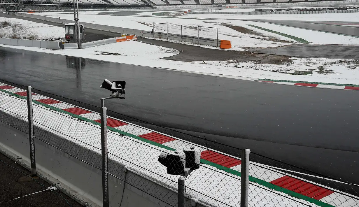Suasana Sirkuit de Catalunya di Montmelo di pinggiran kota Barcelona (28/2). Sirkuit ini akan digunakan untuk musim pertama tes Formula 1 Grand Prix. (AFP Photo/Josep Lago)