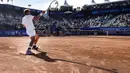 Petenis Swiss Henri Laaksonen memukul bola saat bertanding melawan petenis Portugal Joao Sousa pada Turnamen Tenis Swiss Open di Gstaad, Swiss, Selasa (28/07/2015). (EPA/Peter Schneider)