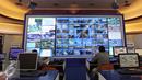 Aktivitas Pusat Koordinasi Monitoring Angkutan Lebaran 2015 di Kemenhub, Jakarta, Kamis (16/7/2015). Ruang kontrol ini mengamati jalan utama, bandara, stasiun kereta api dan pelabuhan laut yang digunakan para pemudik. (Liputan6.com/Helmi Afandi)