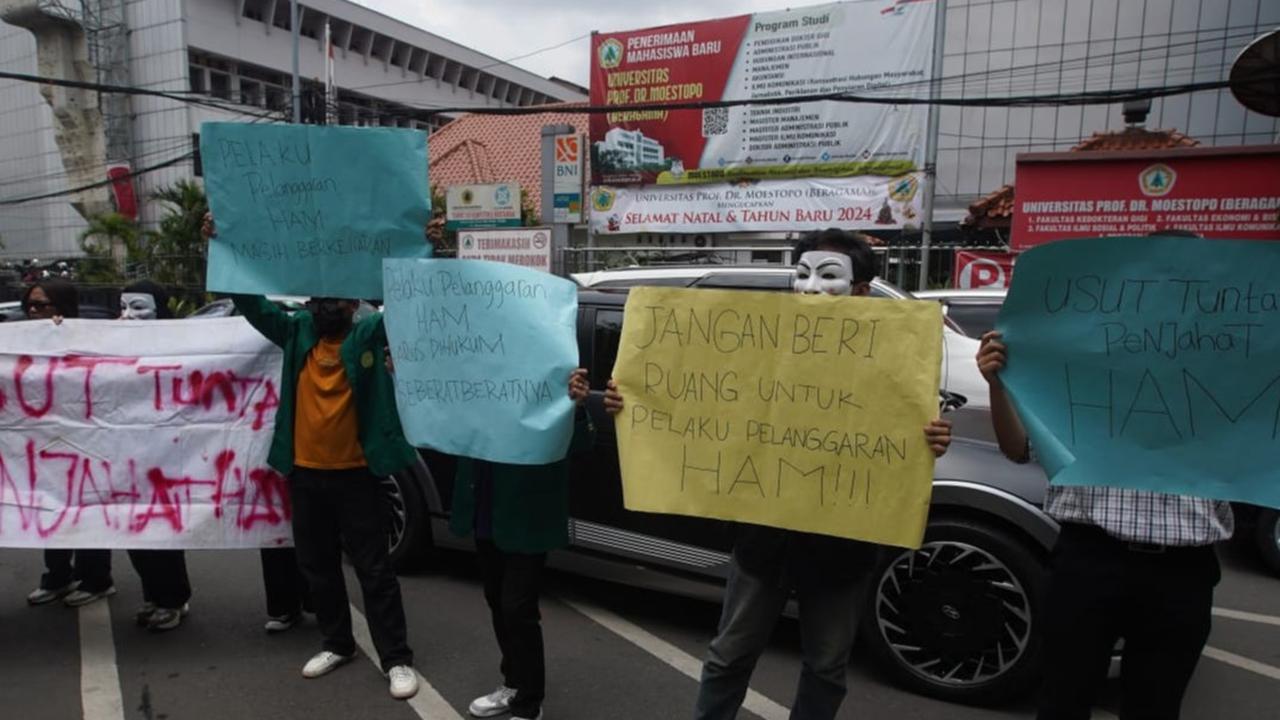 Puluhan mahasiswa dari Universitas Moestopo Beragama dan dari Universitas Indonesia (UI) menggelar aksi membagikan informasi berupa selebaran kepada para pengendara bermotor lalu lintas di depan di jalanan Jakarta, Kamis (11/1/2024).