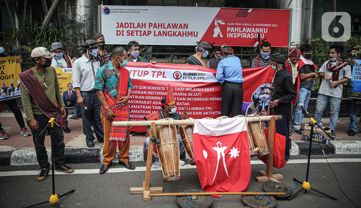 Massa yang tergabung dalam Aliansi Gerak Rakyat Tutut TPL menggelar aksi di depan Kantor Kementerian Koordinator Bidang Kemaritiman dan Investasi, Jakarta, Rabu (24/11/2021). Massa meminta Menteri Luhut Binsar Panjaitan untuk mencabut investasi dan menutup PT. TPL. (Liputan6.com/Faizal Fanani)