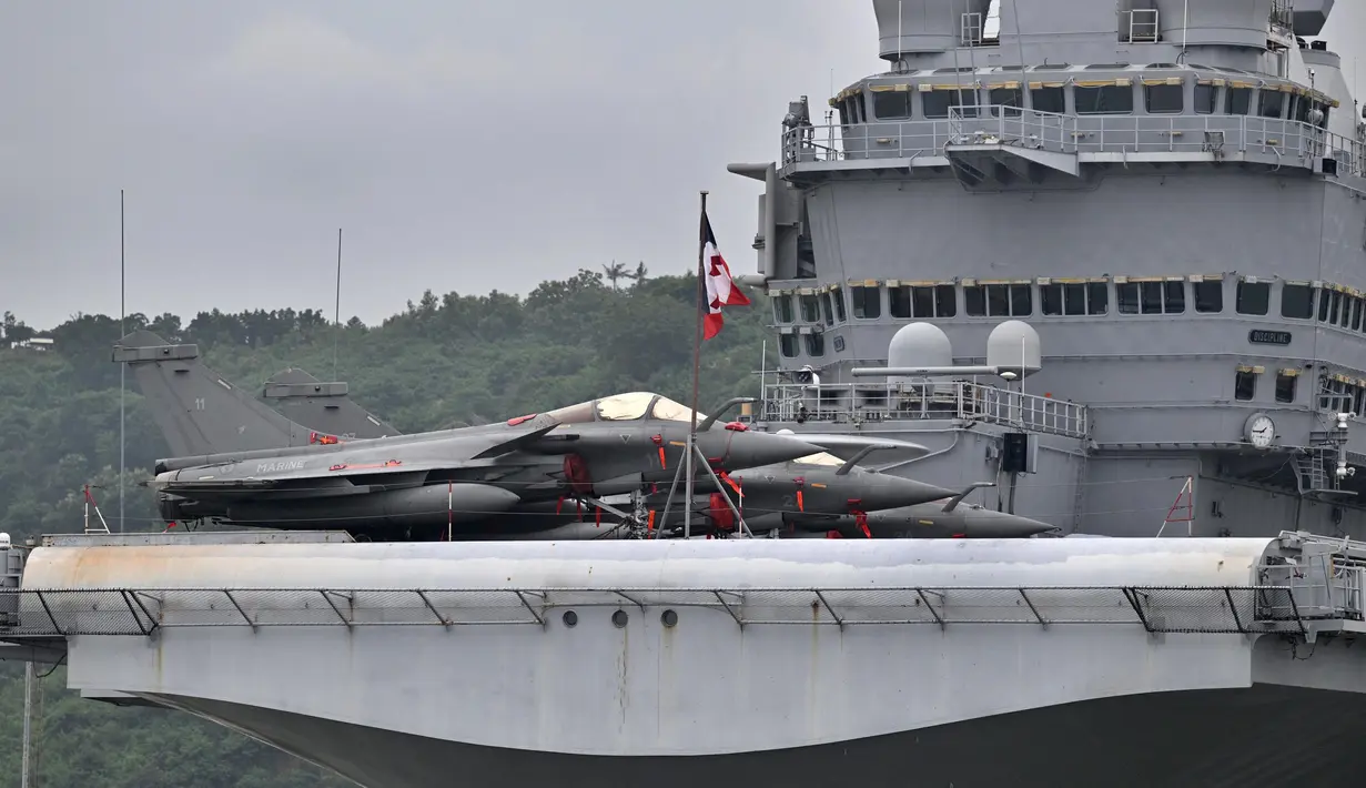Charles de Gaulle merupakan salah satu kapal perang terbesar dan termodern di dunia. (SONNY TUMBELAKA/AFP)