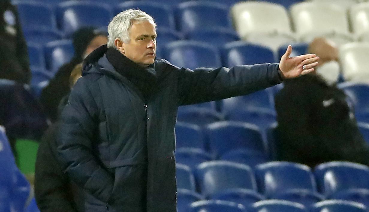 Manajer tim Tottenham Hotspur, Jose Mourinho memberi instruksi kepada timnya saat melawan Brighton and Hove Albion dalam laga lanjutan Liga Inggris 2020/21 pekan ke-21 di American Express Community Stadium, Minggu (31/1/2021). Tottenham kalah 0-1 dari Brighton. (AFP/Andrew Boyers/Pool)