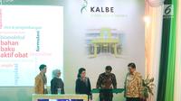 Presiden Joko Widodo (Jokowi) menandatangani prasasti peresmian pabrik obat dan produk biologi milik PT Kalbio Global Medika (KGM), anak usaha PT Kalbe Farma Tbk (Kalbe) di kawasan Cikarang, Bekasi, Selasa (27/2). (Liputan6.com/Angga Yuniar)