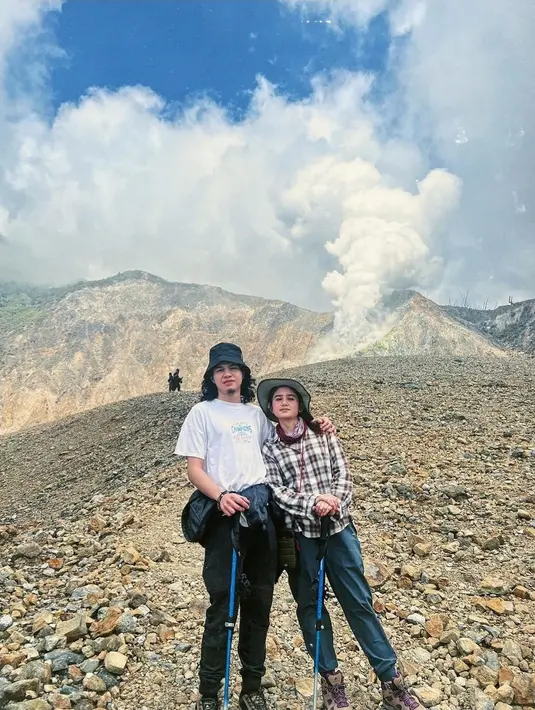 “New achievements unlocked di umur 21! Naik Gunung! Tulis Tissa Biani yang sudah sampai di puncak Gunung Papandayan didampingi sang kekasih. (Liputan6.com/IG/@tissabiani)
