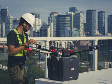 Foto yang dirilis September 2021 terlihat teknisi memeriksa drone Unither Bioelectronique untuk penerbangan bersejarahnya di Toronto, Kanada. Sejarah baru tercipta, drone itu berhasil mengirimkan sepasang paru-paru untuk transplantasi medis. (Jason van Bruggen/Unither Bioelectronique/AFP)