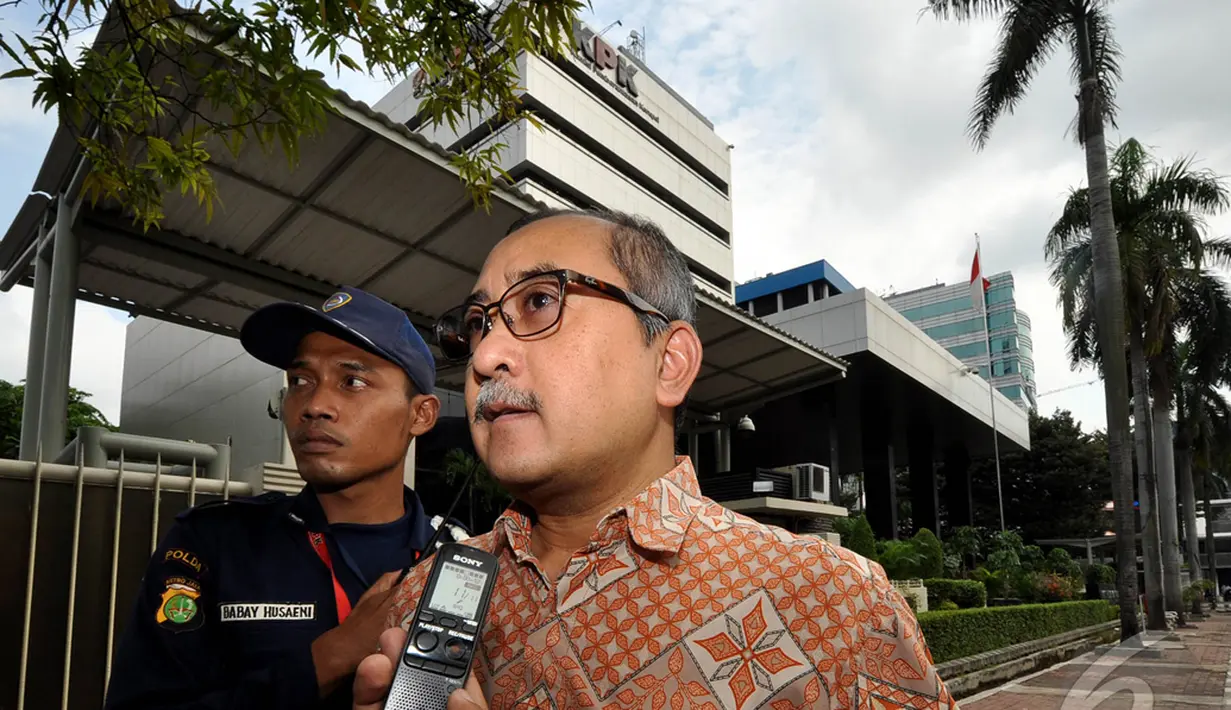 Arief diperiksa kasus dugaan korupsi Kegiatan Sosialisasi Sepeda Sehat dan Perawatan Gedung Kantor ESDM, dengan tersangka mantan Sekjen ESDM Waryono Karno (WK),  Jakarta, Jumat (19/12/2014). (Liputan6.com/Miftahul Hayat)