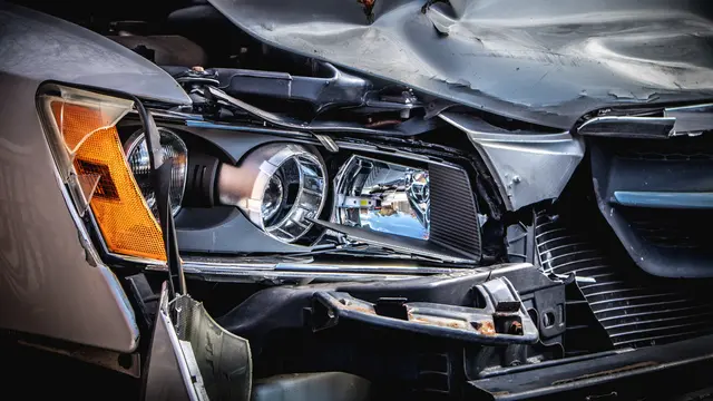 Ilustrasi mobil tabrakan (Photo by Clark Van Der Beken on Unsplash)