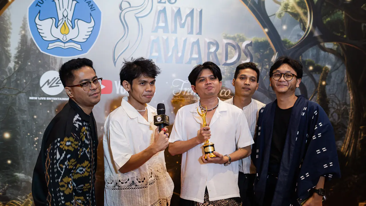 Juicy Luicy berhasil meraih Duo/Grup Pop Terbaik di AMI Awards 2023..