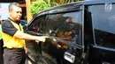 Kapolres Tangerang Selatan AKBP Ferdy Irawan menunjukkan bekas tembakan saat gelar perkara kasus pembobolan toko di Polsek Pamulang, Jumat (19/10). Pelaku menabrakkan mobilnya ke patroli tim Vipers Polsek Pamulang saat kepergok. (Merdeka.com/Arie Basuki)
