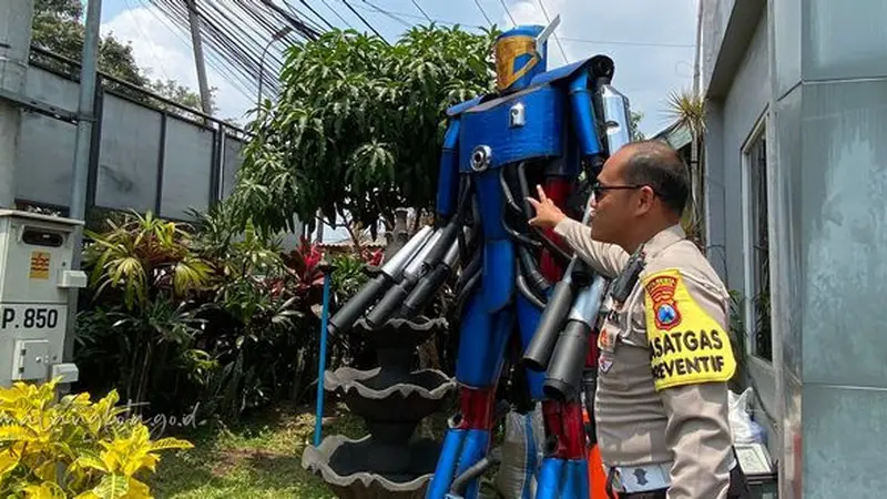 Penampakan robot yang terbuat dari knalpot brong di Mapolres Malang Kota. (Istimewa)