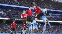 Duel udara terjadi kala Manchester City menjamu Manchester United dalam lanjutan Liga Inggris 2021/2022 di Etihad Stadium, Minggu (6/3/2022). (AP Photo/Jon Super)