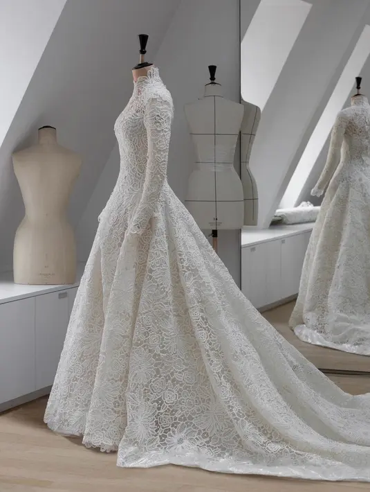 Melalui keterangan rilis Dior yang diterima Fimela, Kimberley mengenakan tiga gaun berbeda untuk momen istimewanya tersebut. [Dok/Dior]